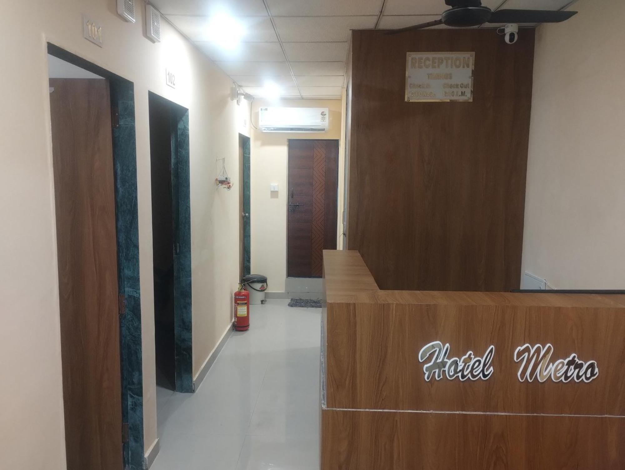 Hotel Metro Althan Surat Exterior foto